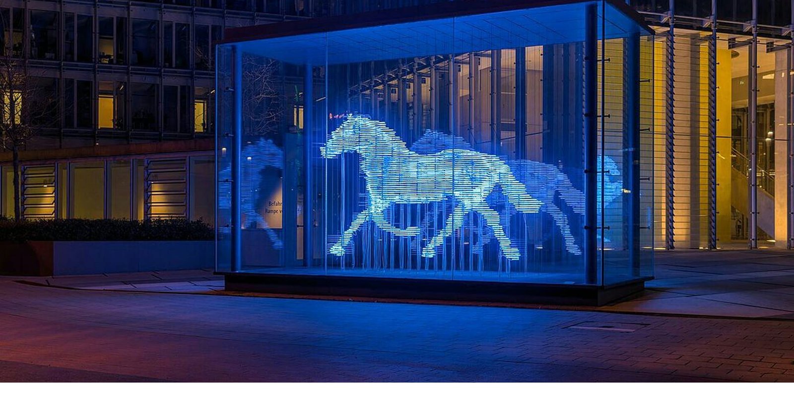 Hologram tạo nên màn ra mắt khác biệt